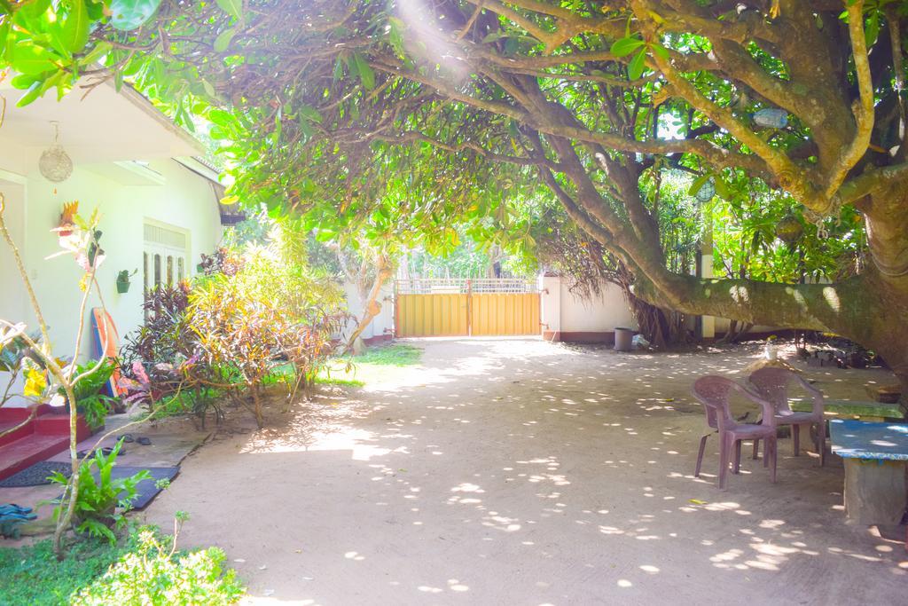 Shammie Guest House Hikkaduwa Esterno foto