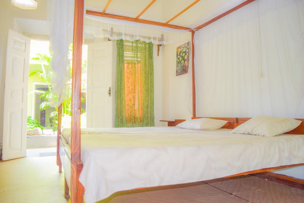 Shammie Guest House Hikkaduwa Esterno foto